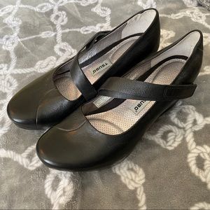 NWOT Tsubo black wedge dress shoes size 9